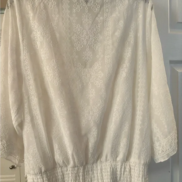 WHITE HOUSE BLACK MARKET WHITE LACE TOP. - Picture 5 of 5